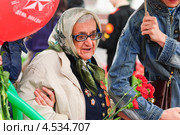 Женщина ветеран Великой Отечественной войны на Поклонной горе в День Победы 9 Мая (2012 год). Редакционное фото, фотограф Алёшина Оксана / Фотобанк Лори