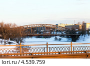 Город Боровичи. Арочный мост через реку Мсту на закате (2013 год). Стоковое фото, фотограф FotograFF / Фотобанк Лори