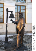 Город Екатеринбург. Скульптура "Станционный смотритель" (2013 год). Редакционное фото, фотограф Александр Тараканов / Фотобанк Лори
