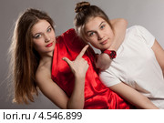 Сестры-близнецы (2013 год). Редакционное фото, фотограф Gagara / Фотобанк Лори
