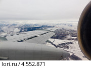 Вид на крыло самолета из иллюминатора (2013 год). Редакционное фото, фотограф Сергей Крамарев / Фотобанк Лори