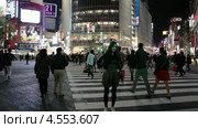 Горожане спешат домой, а туристы фотографируются на фоне толпы на Shibuya pedestrian scramble в Токио, Япония (2013 год). Редакционное видео, видеограф Кекяляйнен Андрей / Фотобанк Лори