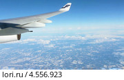 Самолет авиакомпании Finnair летит на высоте около 10000 метров над уровнем моря (2013 год). Редакционное видео, видеограф Кекяляйнен Андрей / Фотобанк Лори