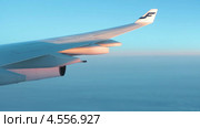 Крыло самолета авиакомпании Finnair с лучами солнца на нем во время полета (2013 год). Редакционное видео, видеограф Кекяляйнен Андрей / Фотобанк Лори