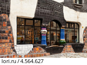 Австрия. Венский Дом Искусств – KunstHausWien. Музей  Хундертвассера. Фрагмент фасада (2013 год). Редакционное фото, фотограф Виктория Катьянова / Фотобанк Лори