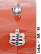 Эмблема ретроавтомобиля "Dodge" (2013 год). Редакционное фото, фотограф lana1501 / Фотобанк Лори