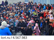Зрители , пришедшие на блинное шоу. Масленица в Ялуторовске (2013 год). Редакционное фото, фотограф Анатолий Матвейчук / Фотобанк Лори
