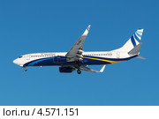 Пассажирский самолёт Boeing 737 в небе (2013 год). Редакционное фото, фотограф Андрей Радченко / Фотобанк Лори