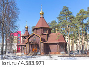 Православный храм Живоначальной Троицы в поселке Октябрьском Люберецкого р-на Московской области (2013 год). Стоковое фото, фотограф Владимир Сергеев / Фотобанк Лори