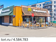 Ресторан «Макдоналдс» в подмосковном поселке Октябрьском, Люберецкий район (2013 год). Редакционное фото, фотограф Владимир Сергеев / Фотобанк Лори