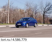 Hyundai Solaris - корейский легковой автомобиль в движении (2013 год). Редакционное фото, фотограф Павел Кричевцов / Фотобанк Лори