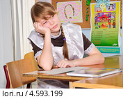 Ученица подпирает рукой голову (2011 год). Редакционное фото, фотограф Алёшина Оксана / Фотобанк Лори