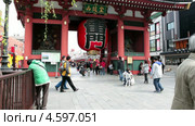 Входные ворота The Kaminarimon gate в святыню Asakusa, Токио, Япония (2013 год). Редакционное видео, видеограф Кекяляйнен Андрей / Фотобанк Лори