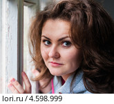 Портрет симпатичной девушки возле окна. Стоковое фото, фотограф Игорь Низов / Фотобанк Лори