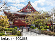 Японский сад за главным зданием Kannondo, территория храма Sensoji, Асакуса, Токио, Япония (2013 год). Редакционное фото, фотограф Кекяляйнен Андрей / Фотобанк Лори