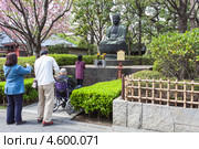 Японцы моляться одной из статуй Будды в Senso-ji shrine, Asakusa, Токио. Япония (2013 год). Редакционное фото, фотограф Кекяляйнен Андрей / Фотобанк Лори