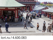 Внутренний двор храма Senso-ji shrine с посетителями, Asakusa, Япония (2013 год). Редакционное фото, фотограф Кекяляйнен Андрей / Фотобанк Лори