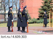 Москва. Александровский сад. Смена почетного караула у могилы Неизвестного солдата (2013 год). Редакционное фото, фотограф Александр Тарасенков / Фотобанк Лори