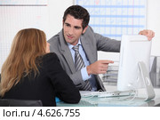 Деловой человек разговаривает с коллегой. Стоковое фото, фотограф Phovoir Images / Фотобанк Лори