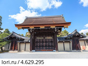 Gishu-mon gate - ворота на территорию Императорского дворца в Киото на фоне голубого неба. Япония (2013 год). Стоковое фото, фотограф Кекяляйнен Андрей / Фотобанк Лори