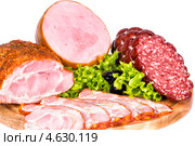 Мясное ассорти из ветчины, бекона, копченой колбасы на деревянной доске. Стоковое фото, фотограф ValeriyK / Фотобанк Лори