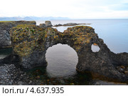 Скала в форме арки на берегу моря (2012 год). Стоковое фото, фотограф Екатерина Шувалова / Фотобанк Лори