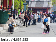Посетители фотографируются перед главным храмом Kannondo святыни Senso-ji, Асакуса, Токио, Япония (2013 год). Редакционное фото, фотограф Кекяляйнен Андрей / Фотобанк Лори