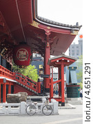 Лестница главного храма Kannondo святыни Senso-ji, Асакуса, Токио, Япония (2013 год). Редакционное фото, фотограф Кекяляйнен Андрей / Фотобанк Лори