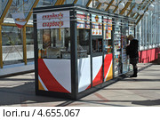 Киоск "Стардогс" на мосту Богдана Хмельницкого, Москва (2013 год). Редакционное фото, фотограф lana1501 / Фотобанк Лори
