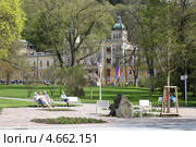 Отдыхающие в парке курорта Марианские Лазне, Чехия (2013 год). Редакционное фото, фотограф Юлия Кузнецова / Фотобанк Лори