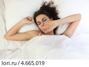 Девушка просыпается. Вид сверху. Стоковое фото, фотограф Phovoir Images / Фотобанк Лори