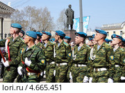 Курсанты школы «Мужество» и памятник Ленину. Ангарск (2013 год). Редакционное фото, фотограф Копылова Ольга Васильевна / Фотобанк Лори