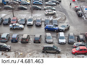Автомобильная авария и экипаж ГИБДД, прибывший к месту ДТП (2013 год). Редакционное фото, фотограф Кекяляйнен Андрей / Фотобанк Лори