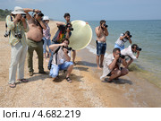 Коллективная фотосессия на Азовском море. Пересыпь, Темрюкский район, Краснодарский край (2013 год). Редакционное фото, фотограф Федор Королевский / Фотобанк Лори