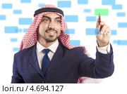 Араб в куфии нажимает виртуальную кнопку. Стоковое фото, фотограф Elnur / Фотобанк Лори