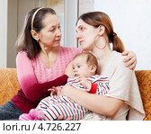 Пожилая мать успокаивает взрослую дочь. Стоковое фото, фотограф Яков Филимонов / Фотобанк Лори
