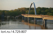 Город Хэйхэ (Китай). Пешеходный мост на Большой остров (2013 год). Стоковое видео, видеограф Konstantin Kartashov / Фотобанк Лори