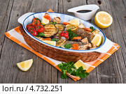 Морской окунь, запеченный с овощами, зеленью и лимоном. Стоковое фото, фотограф Анастасия Мелешкина / Фотобанк Лори