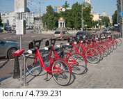 Городской пункт велопроката в Москве у Никитских ворот (2013 год). Редакционное фото, фотограф Наталья Николаева / Фотобанк Лори