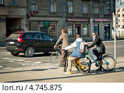Латвия. Рига. Люди на велосипедах у зебры (2013 год). Редакционное фото, фотограф Сергей Лешков / Фотобанк Лори