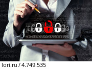 Женщина держит планшет и вводит пароль. Концепция компьютерной безопасности. Стоковое фото, фотограф Sergey Nivens / Фотобанк Лори