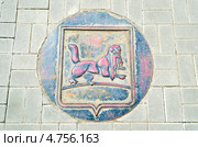 Декоративный люк с изображением герба Иркутска (2013 год). Редакционное фото, фотограф Юлия Батурина / Фотобанк Лори
