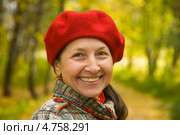 Портрет зрелой женщины в красном берете на фоне осеннего парка. Стоковое фото, фотограф Яков Филимонов / Фотобанк Лори