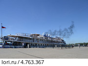 Теплоход "Александр Фадеев" в казанском речном порту отчаливает от пристани (2013 год). Редакционное фото, фотограф Динара Х / Фотобанк Лори