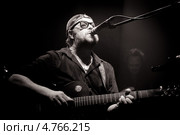 Концерт группы "Аквариум" в клубе "Космонавт". Борис Гребенщиков (2013 год). Редакционное фото, фотограф Ольга Визави / Фотобанк Лори