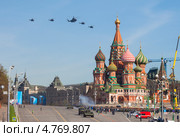 Москва. Парад в честь Дня Победы. Вертолет Ми-26 и группа вертолетов Ми-8 пролетают над храмом Василия Блаженного (2013 год). Редакционное фото, фотограф Литвяк Игорь / Фотобанк Лори