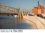 Большеохтинский мост. Смольная набережная. Санкт-Петербург (2013 год). Редакционное фото, фотограф Александр Щепин / Фотобанк Лори