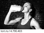 Культуристка пьет спортивное питание. Стоковое фото, фотограф Сергей Петерман / Фотобанк Лори