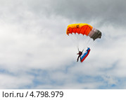 Парашютист спускается с флагом России. Стоковое фото, фотограф Виктория Катьянова / Фотобанк Лори