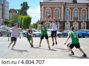 День молодежи 2013г., Тюмень. Соревнования по баскетболу на Цветном бульваре. Редакционное фото, фотограф Землянникова Вероника / Фотобанк Лори